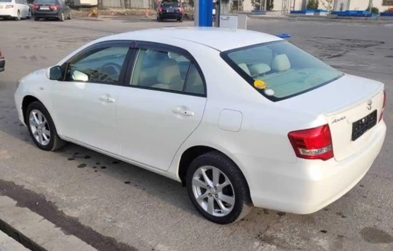 Заднее стекло на Toyota Axio